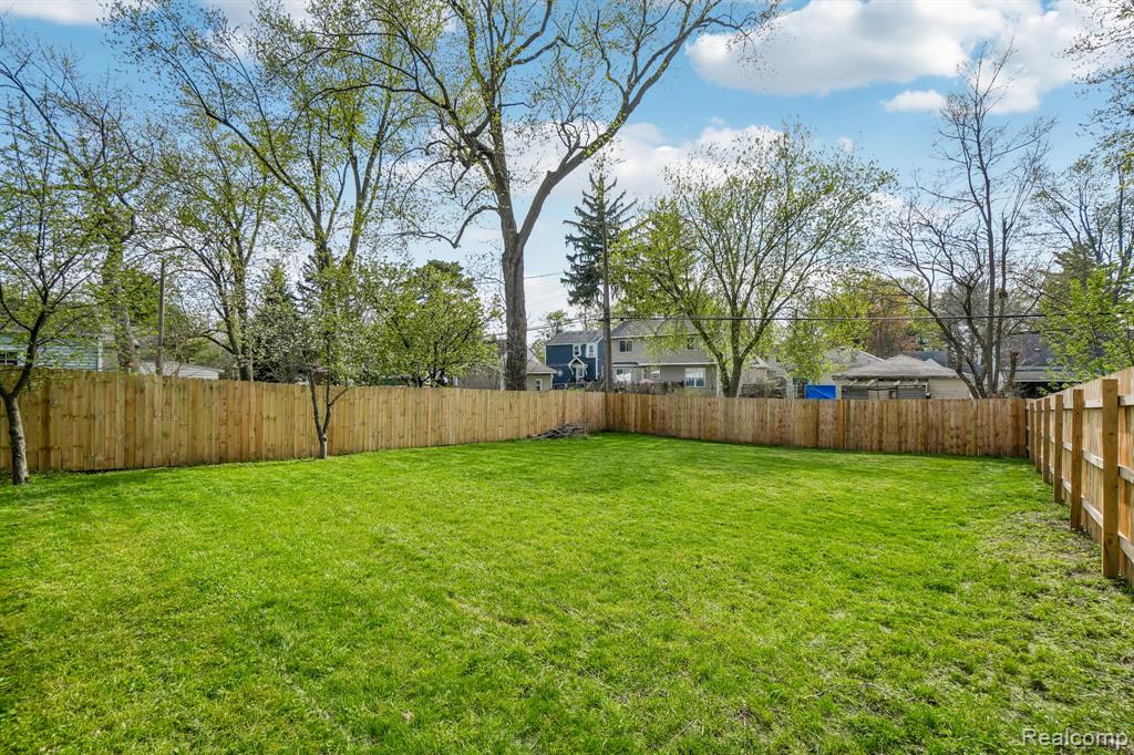 340 Dover Road, Waterford, MI 48328 — Photo 35