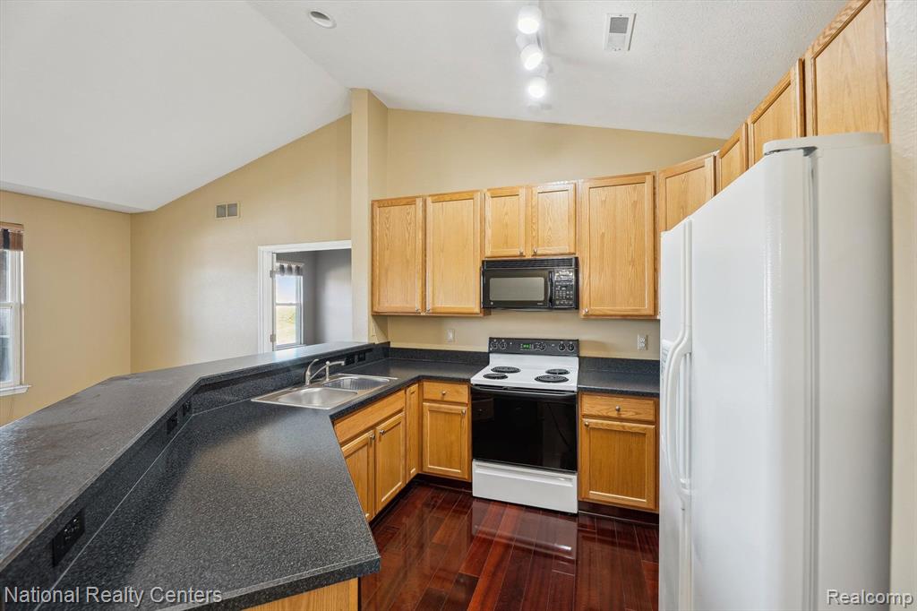 1490 FOX POINTE Circle, Ann Arbor, MI 48108 — Photo 8