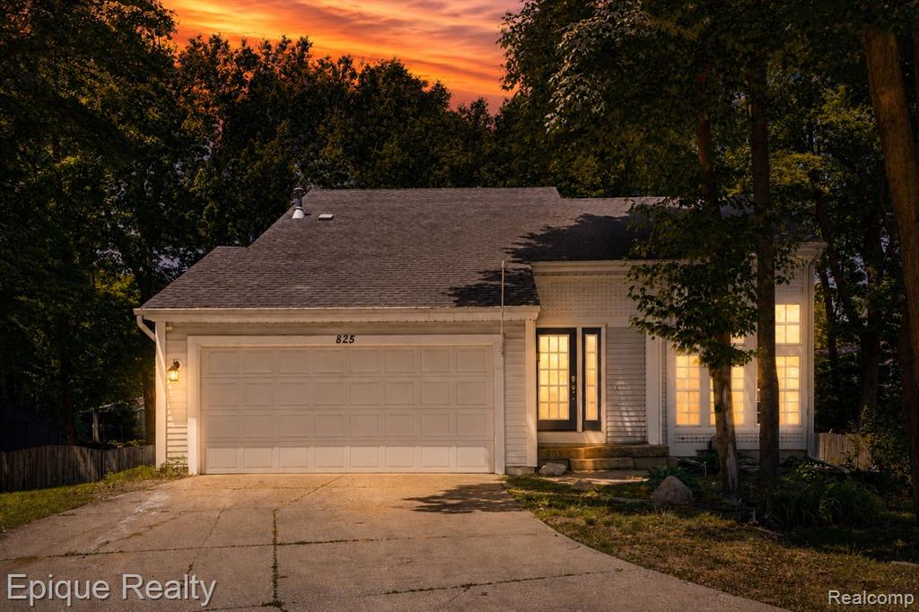 825 Summer Creek Court SE, Grand Rapids, MI 49508 — front exterior