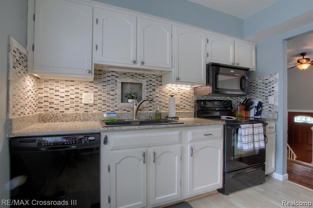 42464 SOMERSET Court, Canton, MI 48187 — Photo 7