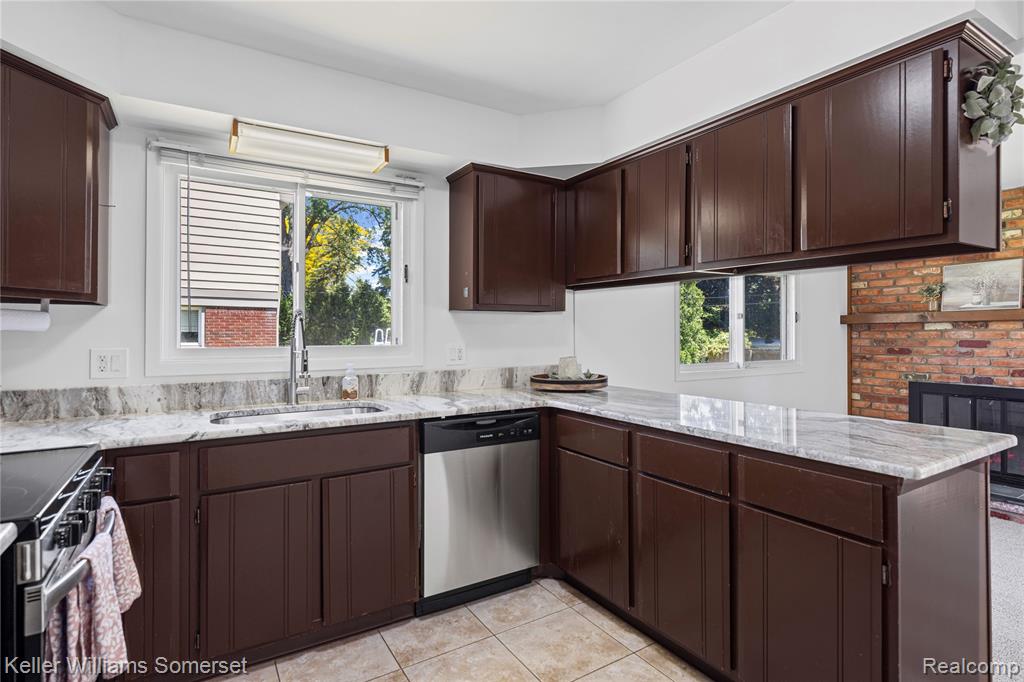 5292 ABINGTON Drive, Troy, MI 48085 — Photo 12