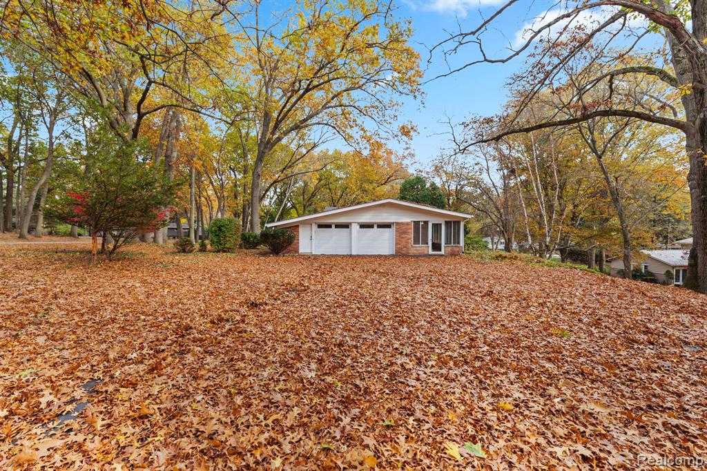 4966 Whispering Pine Lane, Bloomfield Hills, MI 48302 — Photo 48