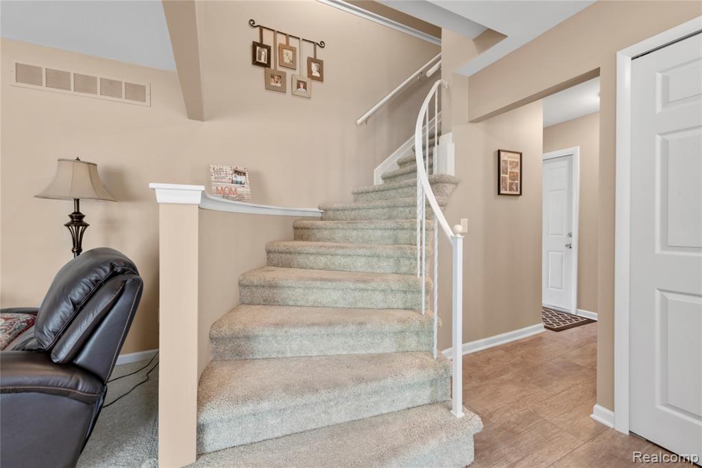 4902 Hubbard Drive, Troy, MI 48085 — Photo 5