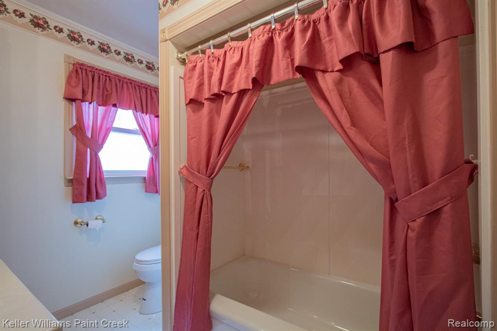 239 Almont Avenue, Almont, MI 48003 — Photo 16