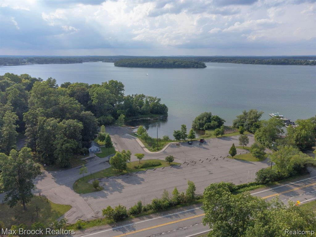 4053 HARBOR VISTA Drive, Orchard Lake Village, MI 48323 — Photo 10