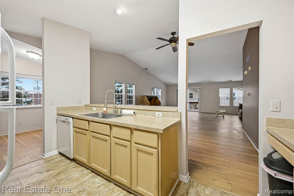 4885 Oak Hill Drive, 20, Waterford, MI 48329 — Photo 13