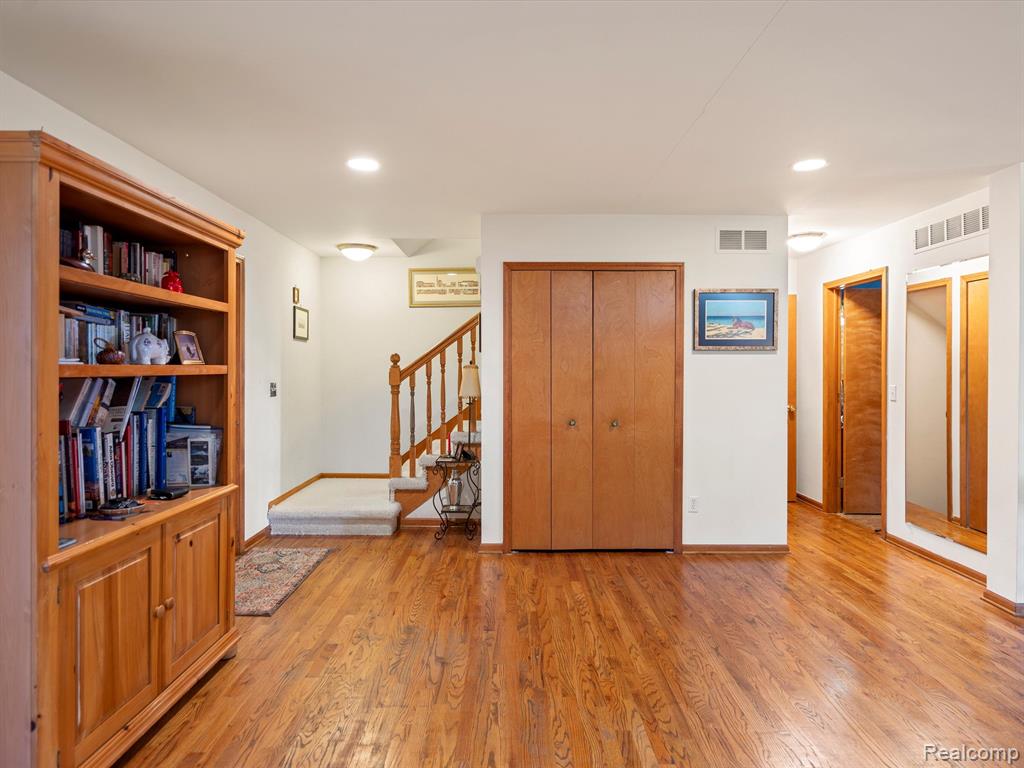 62 S WASHINGTON Street, Lake Orion, MI 48362 — Photo 9