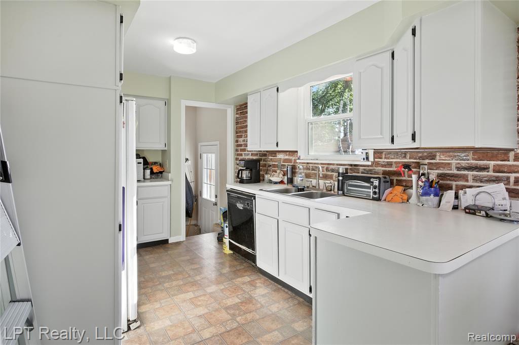 5576 Cleary Drive, Waterford, MI 48329 — Photo 5
