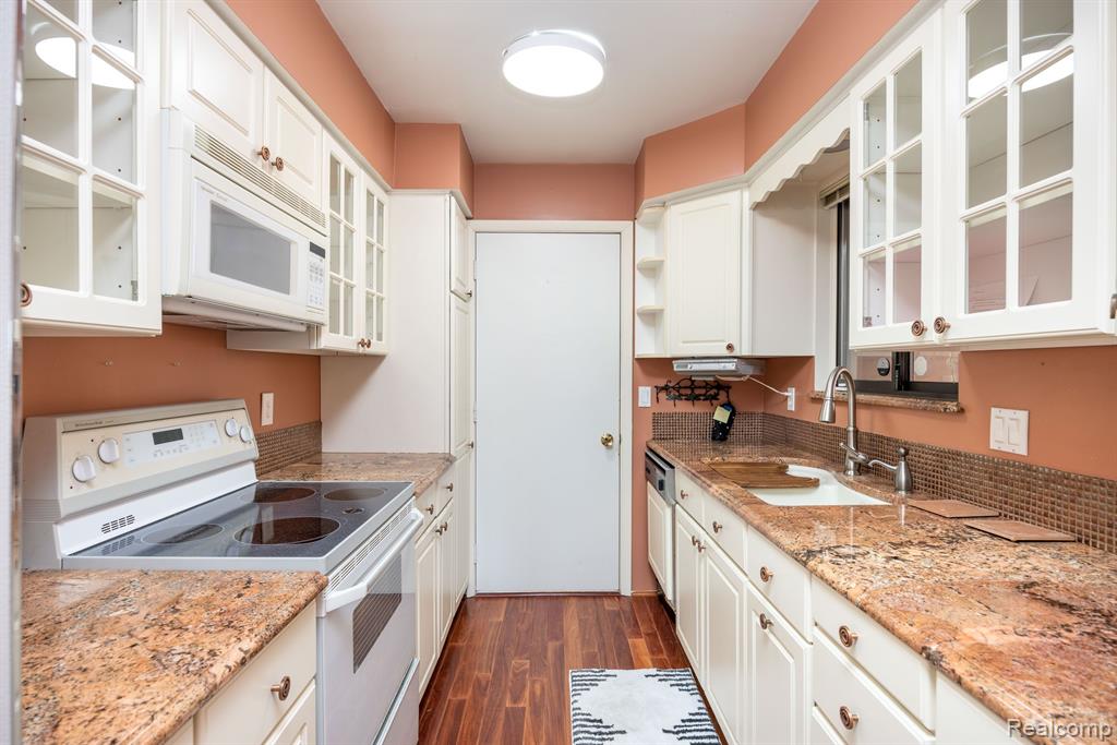 48041 BAYSHORE Drive, Belleville, MI 48111 — Photo 12