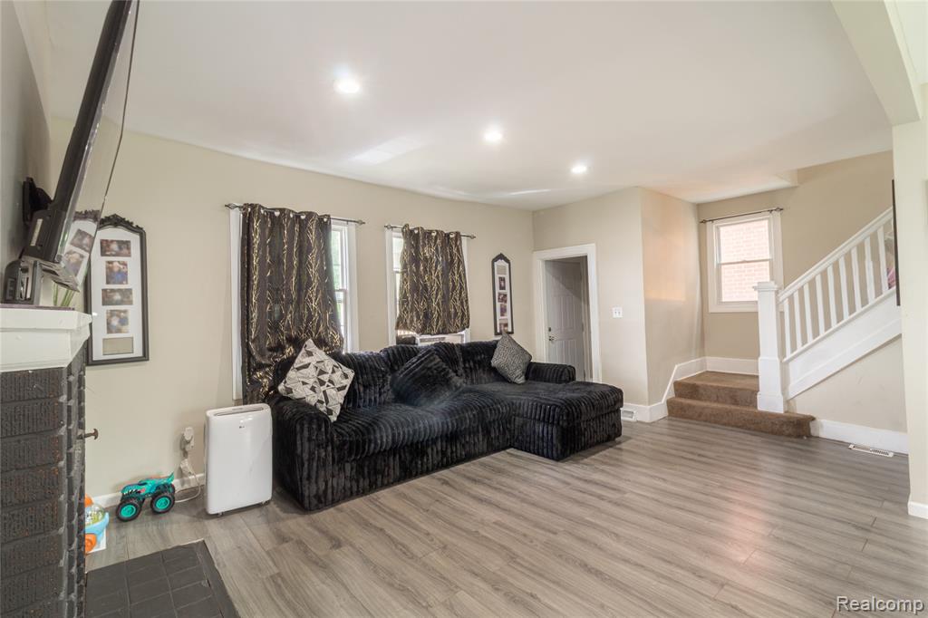 15344 Dexter Avenue - Photo 4