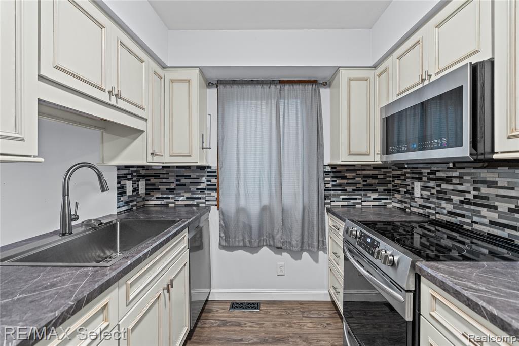580 Oakbrook Circle, Flushing, MI 48433 — Photo 14