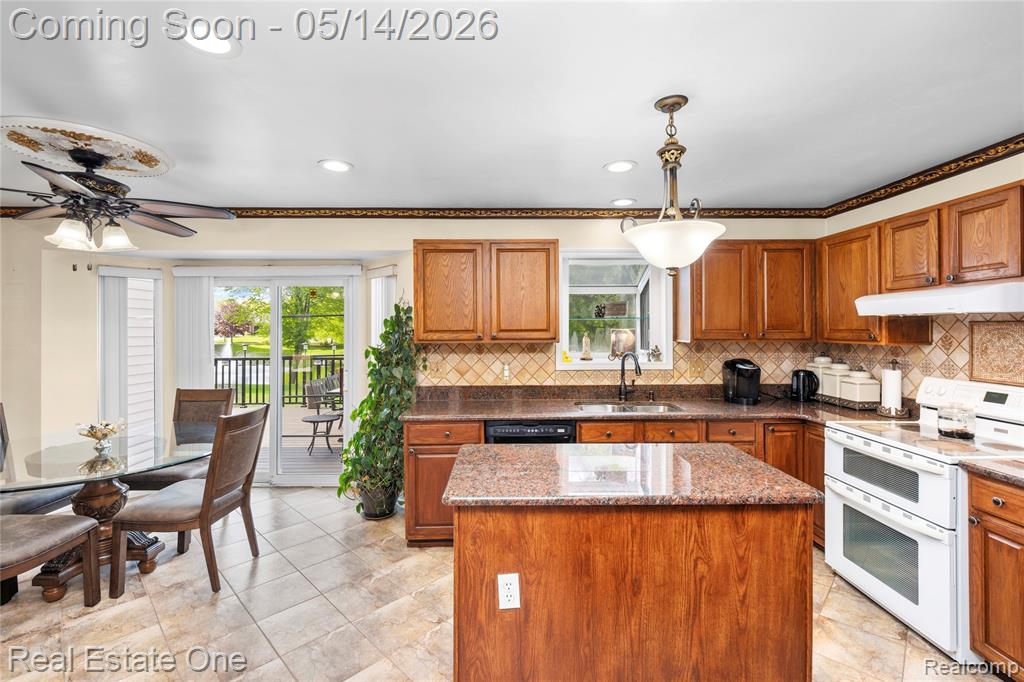 865 Drakeshire Drive, Commerce Twp, MI 48390 — Photo 24