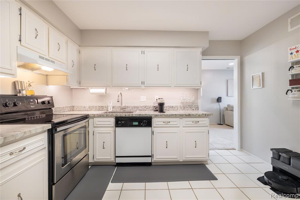 8095 Colony Drive, 22, Grosse Ile, MI 48138 — Photo 11