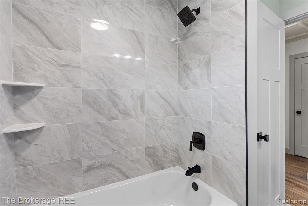 5857 BERKLEY Drive, Waterford, MI 48327 — Photo 16