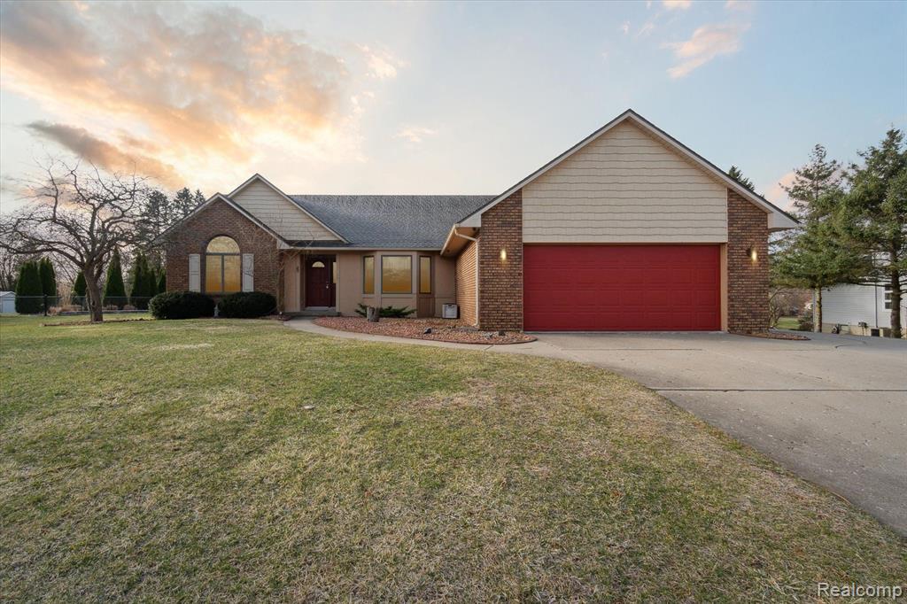 9400 ENGLISHMAN Drive, Fenton, MI 48430 — front exterior