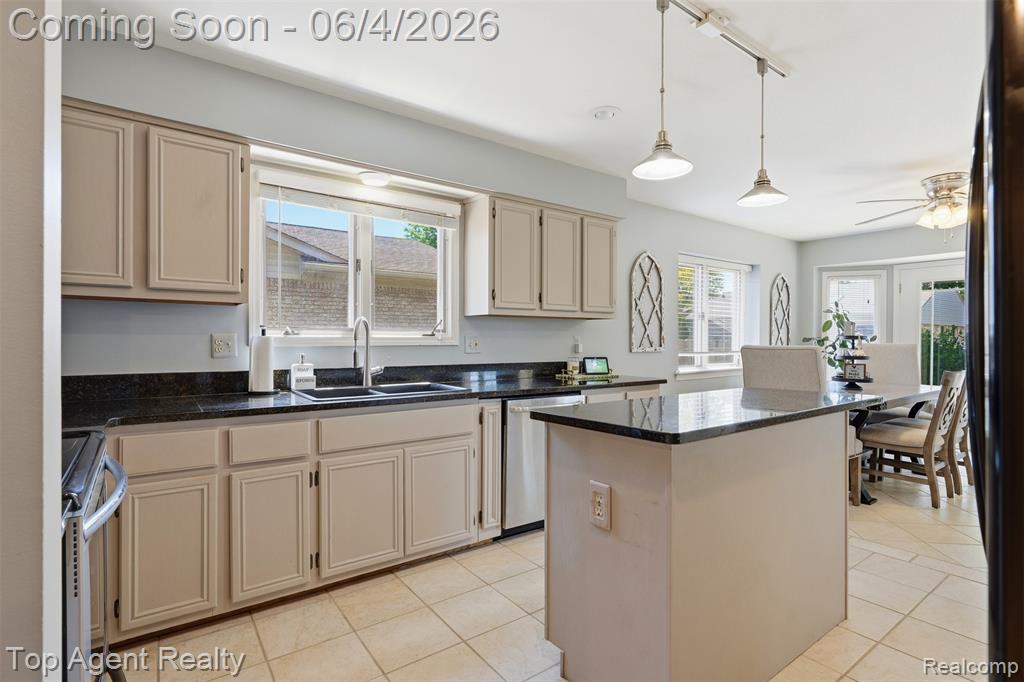 46519 Donahue Avenue, Macomb, MI 48044 — Photo 4