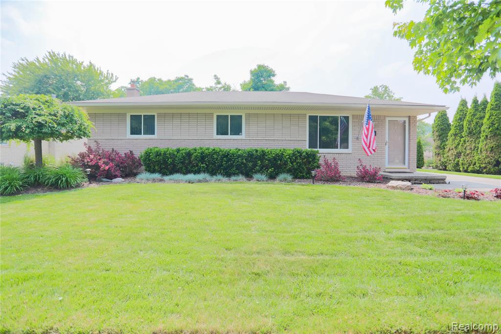 40755 Oakwood Court, Clinton Twp, MI 48038 — Photo 2