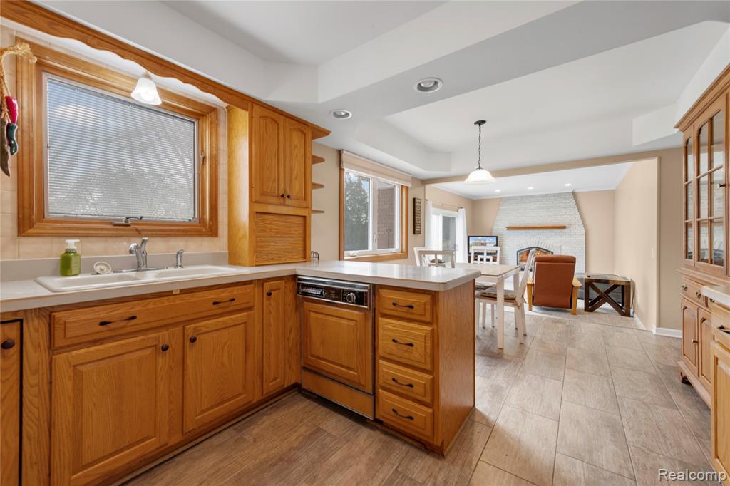 4902 Hubbard Drive, Troy, MI 48085 — Photo 10