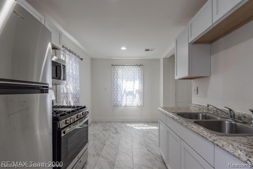 24601 STANFORD Street, Dearborn Heights, MI 48125 — Photo 12