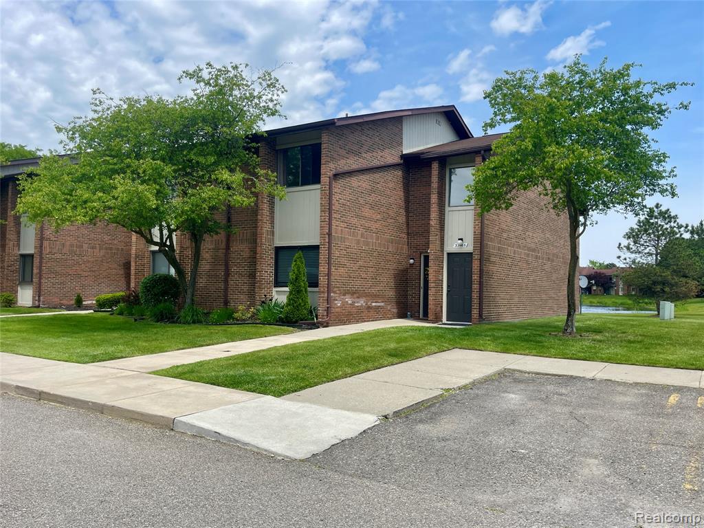 33765 Pondview Circle, Livonia, MI 48152 — Photo 2