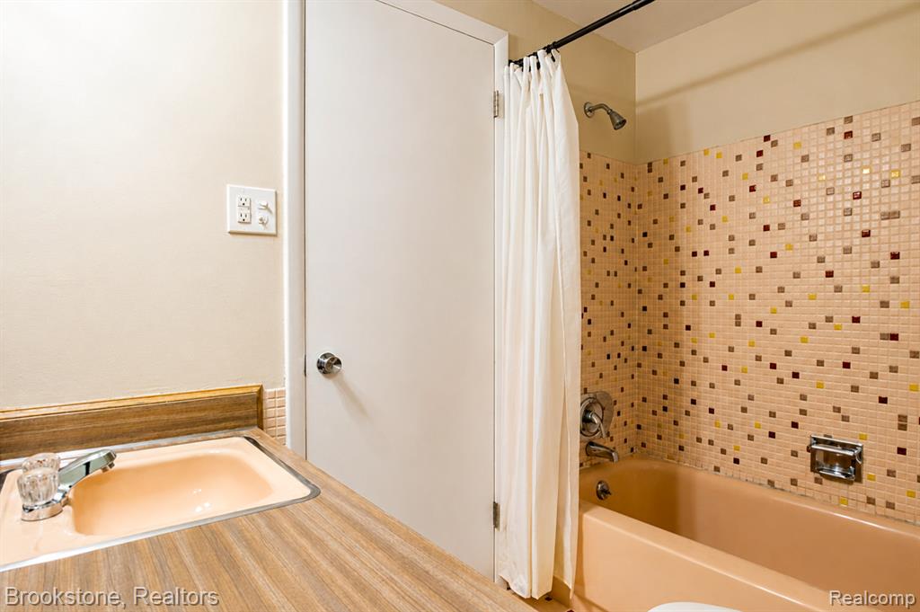 20323 N Riverhill Drive, Clinton Twp, MI 48036 — Photo 23