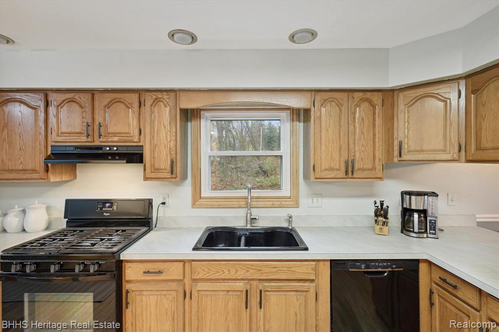 5904 W ALLEN Road, Fowlerville, MI 48836 — Photo 17
