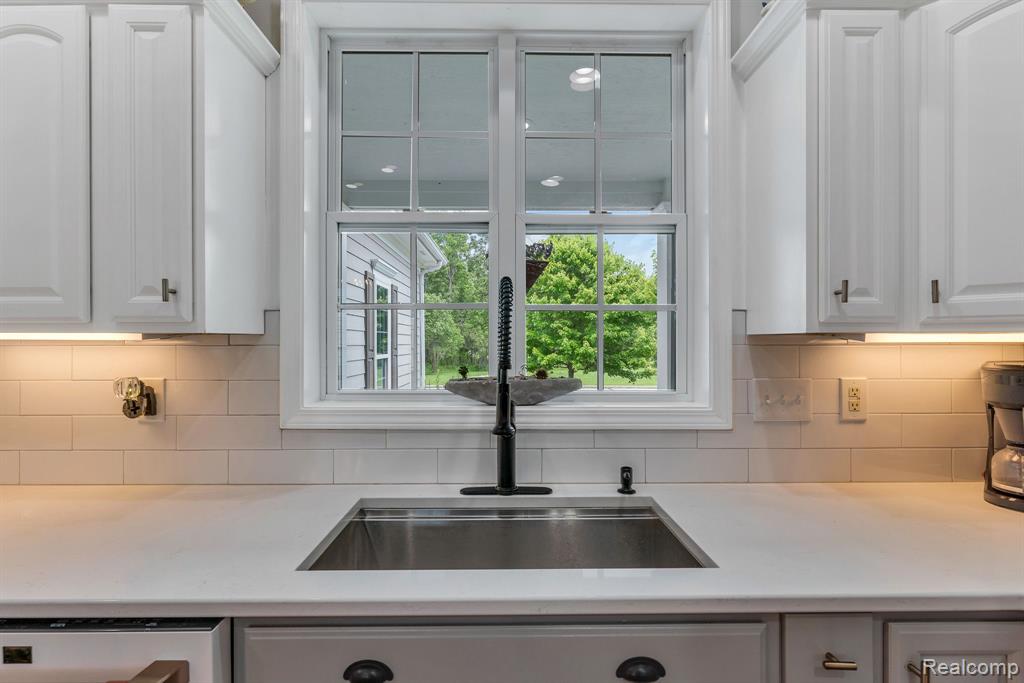 5827 WESTWOOD Drive, Grand Blanc, MI 48439 — Photo 17