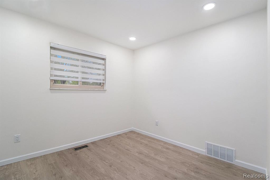 8601 INDEPENDENCE Drive, Sterling Heights, MI 48313 — Photo 14