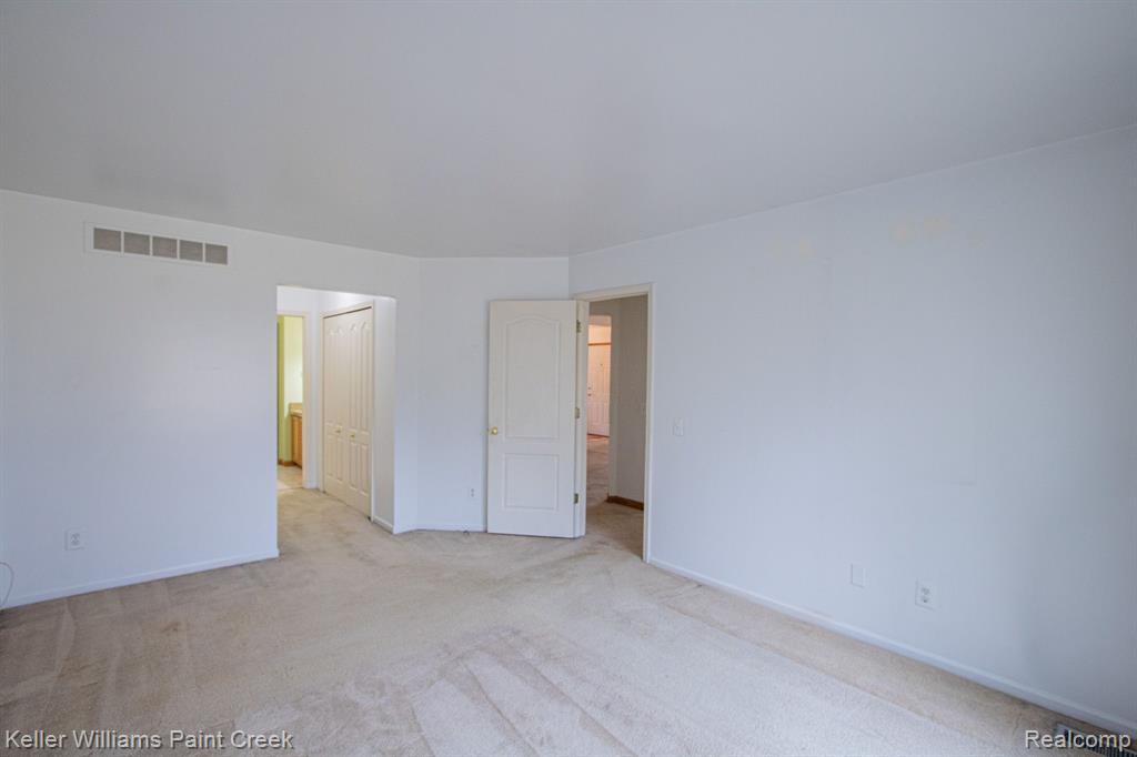 2569 MAPLE FOREST Drive, Wixom, MI 48393 — Photo 17