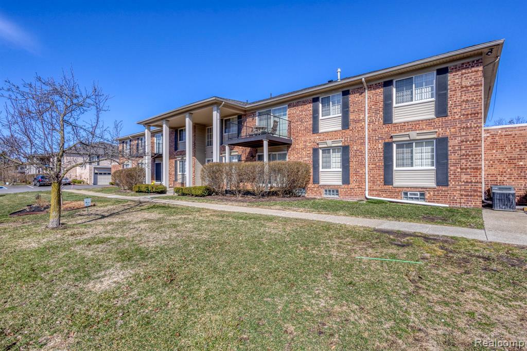 6121 Orchard Lake Road, 102, West Bloomfield, MI — Photo 2