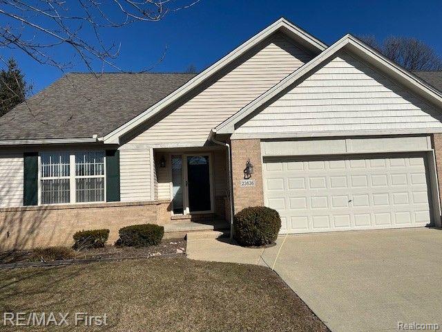 23636 MCCORT Drive, Flat Rock, MI 48134 — Photo 2