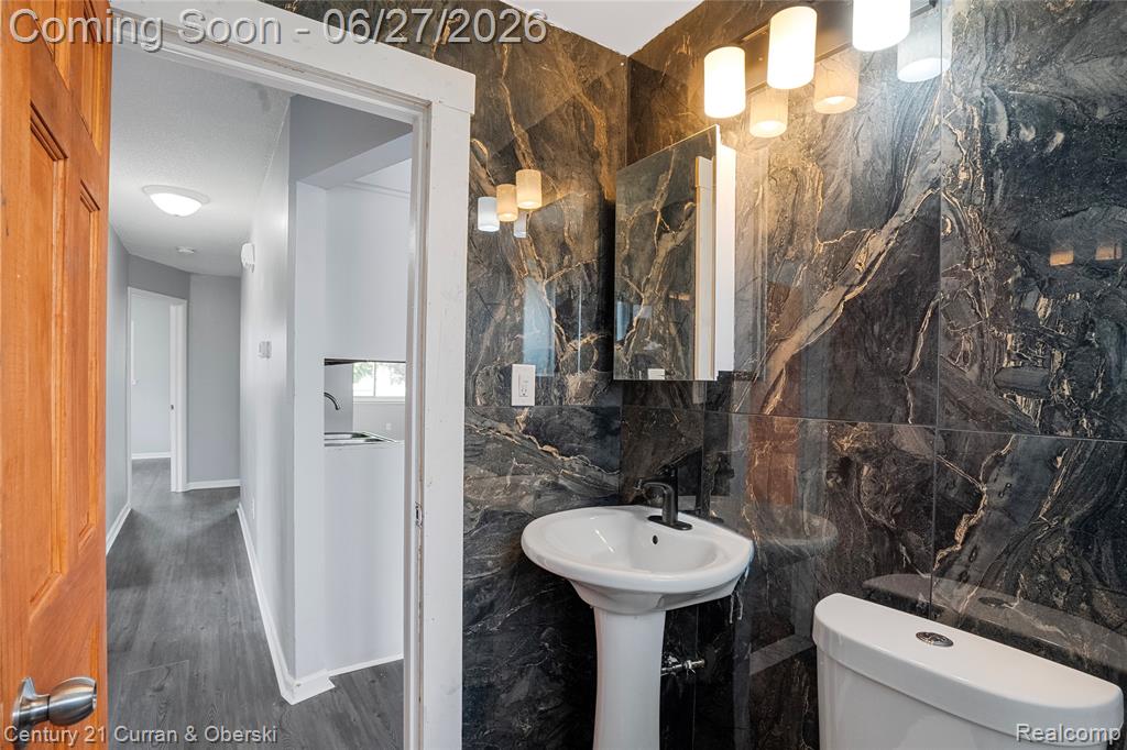 6042 Highview Street, Dearborn Heights, MI 48127 — Photo 9