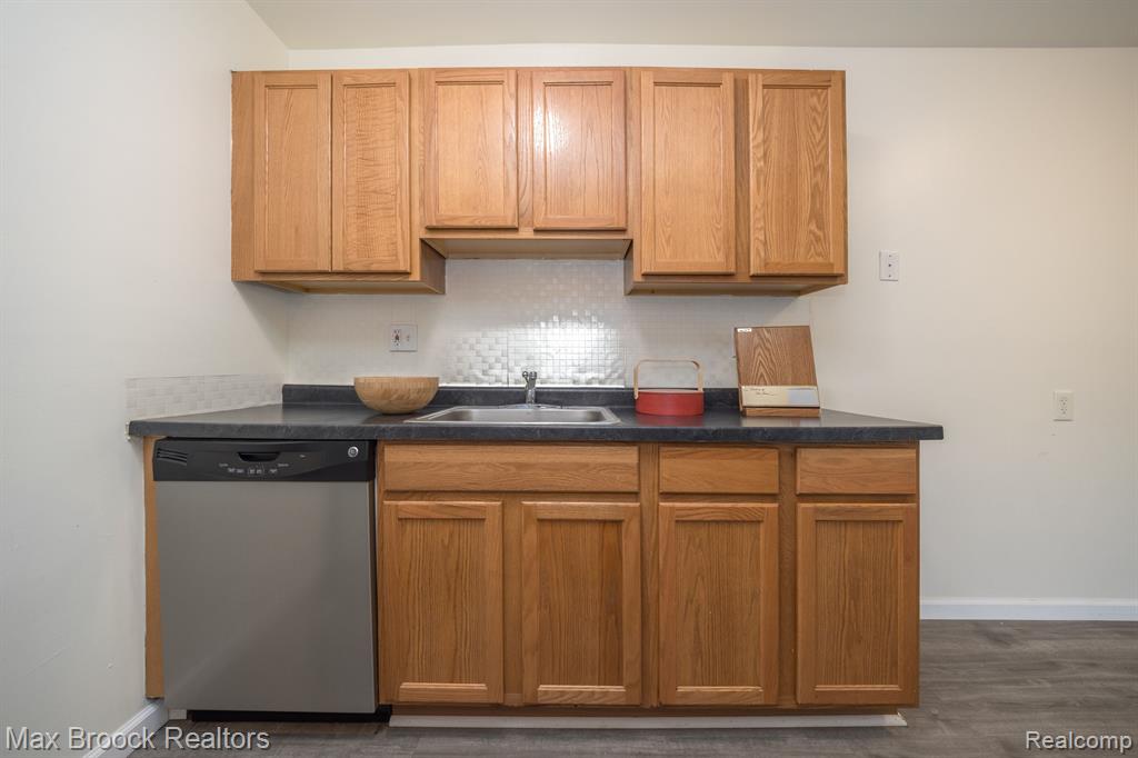 10020 ALLEN POINTE Drive N, 10020, Allen Park, MI 48101 — Photo 13