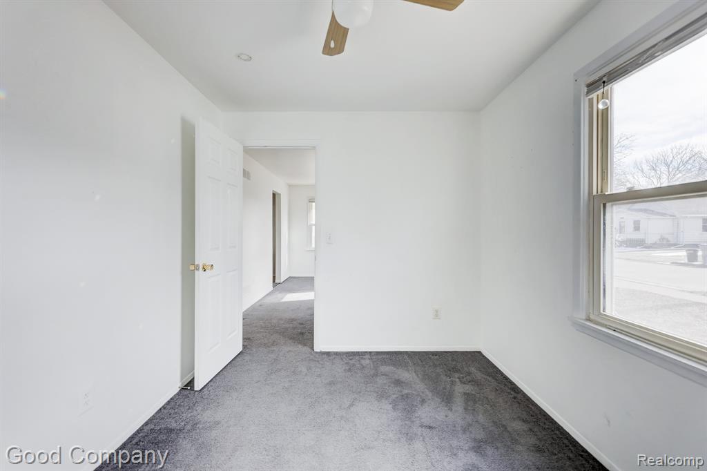 555 E Mahan Avenue, Hazel Park, MI 48030 — Photo 16