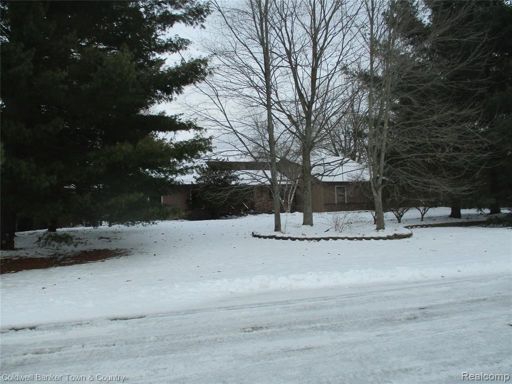 9102 Lake Crest Drive, Whitmore Lake, MI 48189 — front exterior