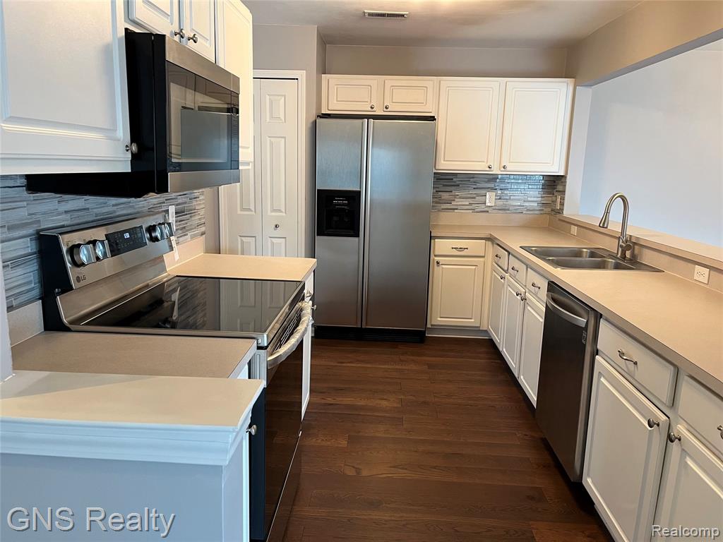 45544 WARWICK Drive, Macomb, MI 48044 — Photo 8