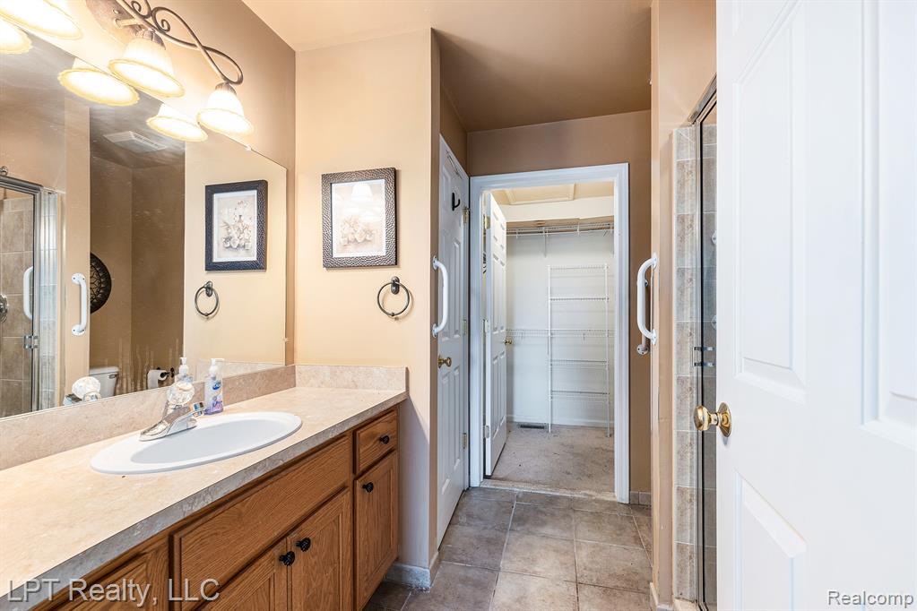 45550 Rathmore Drive E, Macomb, MI 48044 — Photo 12