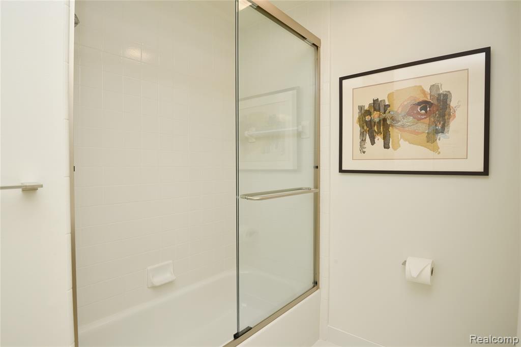 6536 Pleasant Lake Court, West Bloomfield, MI — Photo 33