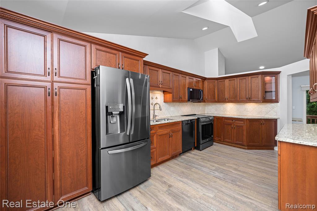 7332 Meadowridge Circle, West Bloomfield, MI — Photo 11