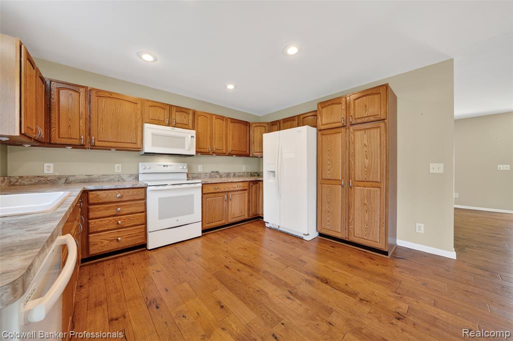 2470 Winkleman Drive, Waterford, MI 48329 — Photo 10