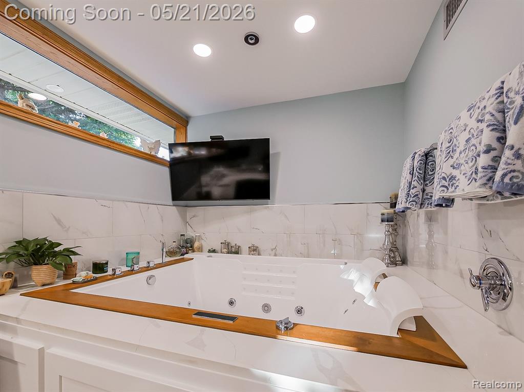 17477 IRIS Circle, Clinton Twp, MI 48036 — Photo 35