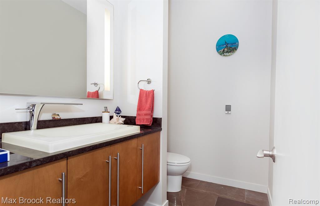 5681 SHORE Drive, Orchard Lake Village, MI 48324 — Photo 23