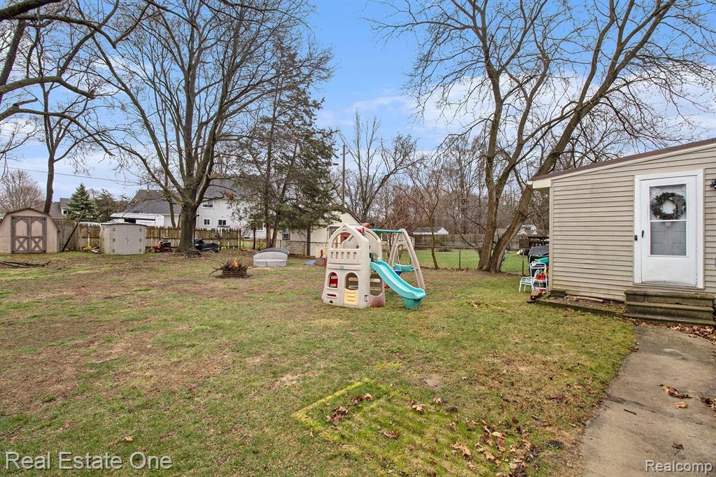 5686 LAKE GROVE Drive, White Lake, MI 48383 — Photo 14
