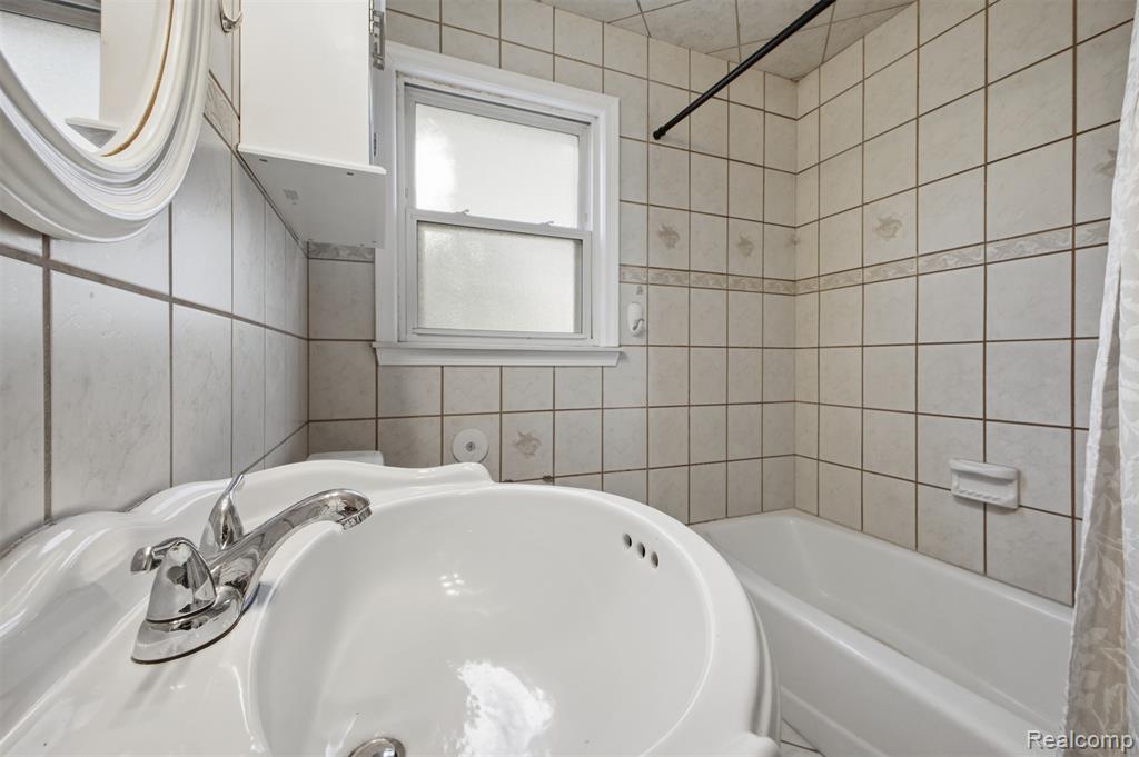 15080 Churchill Street, Southgate, MI 48195 — Photo 17