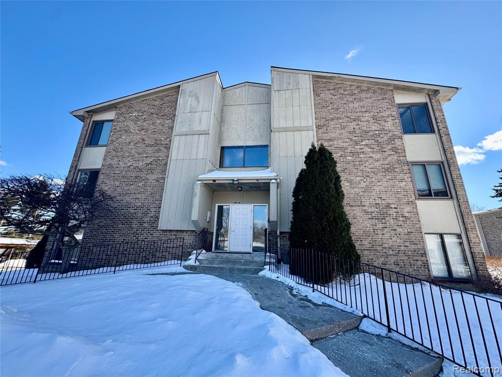 30515 FOURTEEN MILE, 37, Farmington, MI 48334 — front exterior