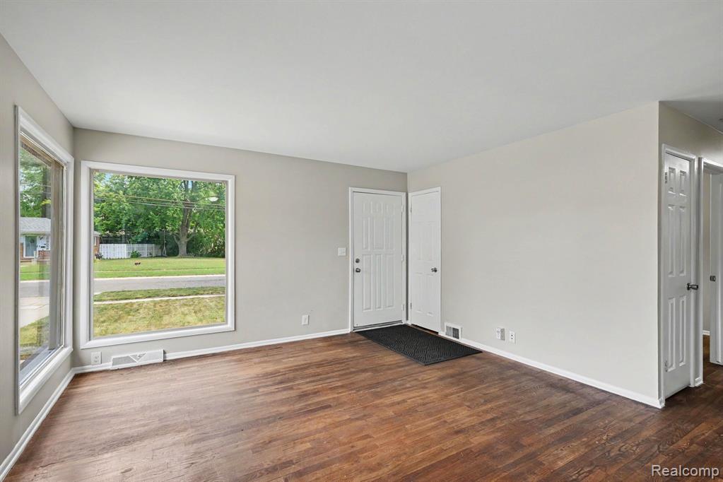 22282 E Schafer Street, Clinton Twp, MI 48035 — Photo 3