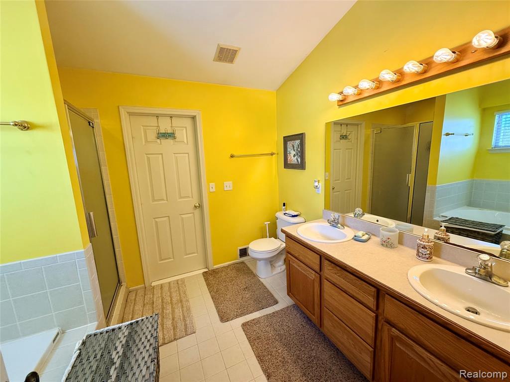 7586 Paradise Drive, Grand Blanc, MI 48439 — Photo 23