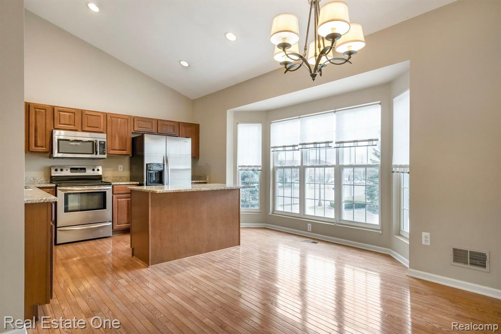 6975 EDGEWATER Drive, Troy, MI 48085 — Photo 7