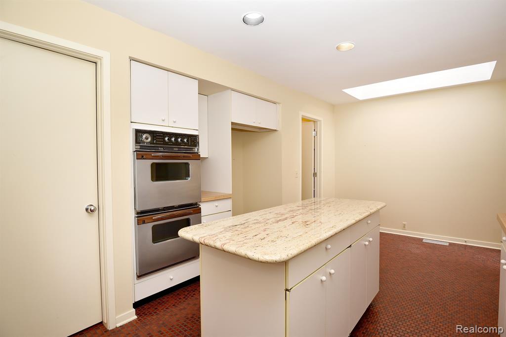 5132 WOODLANDS Lane, Bloomfield Hills, MI 48302 — Photo 11
