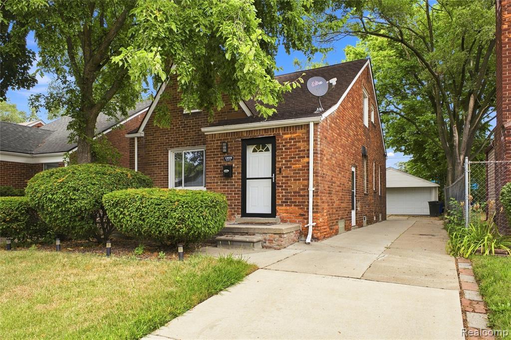 13526 Winthrop Street, Detroit, MI 48227